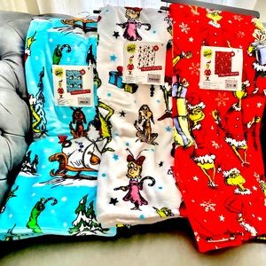 3 New! The Grinch Christmas blankets